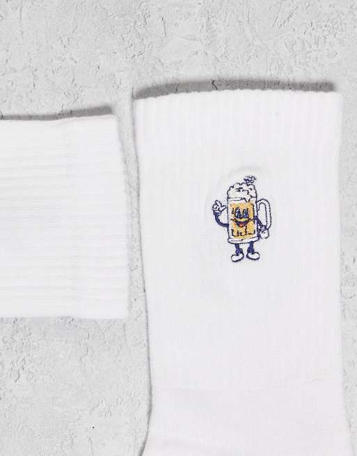 Calcetines blancos con bordado de cerveza de ASOS DESIGN, 2 de 3