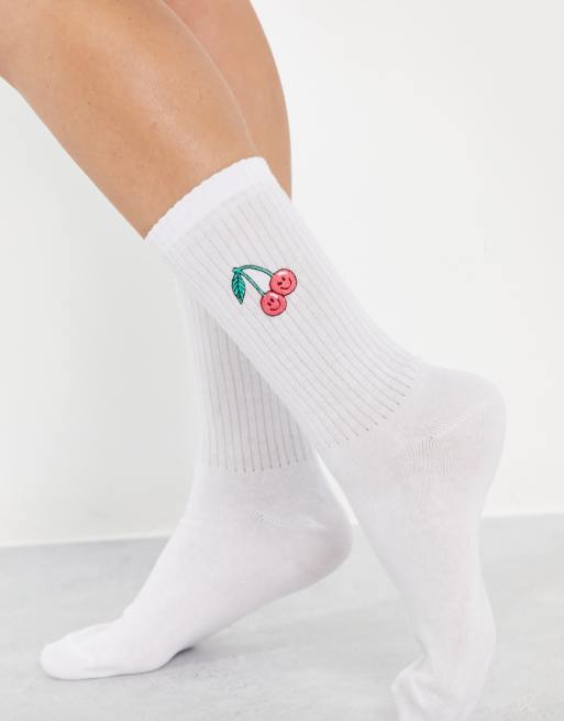 Calcetines blancos con cereza bordada y volante de ASOS DESIGN