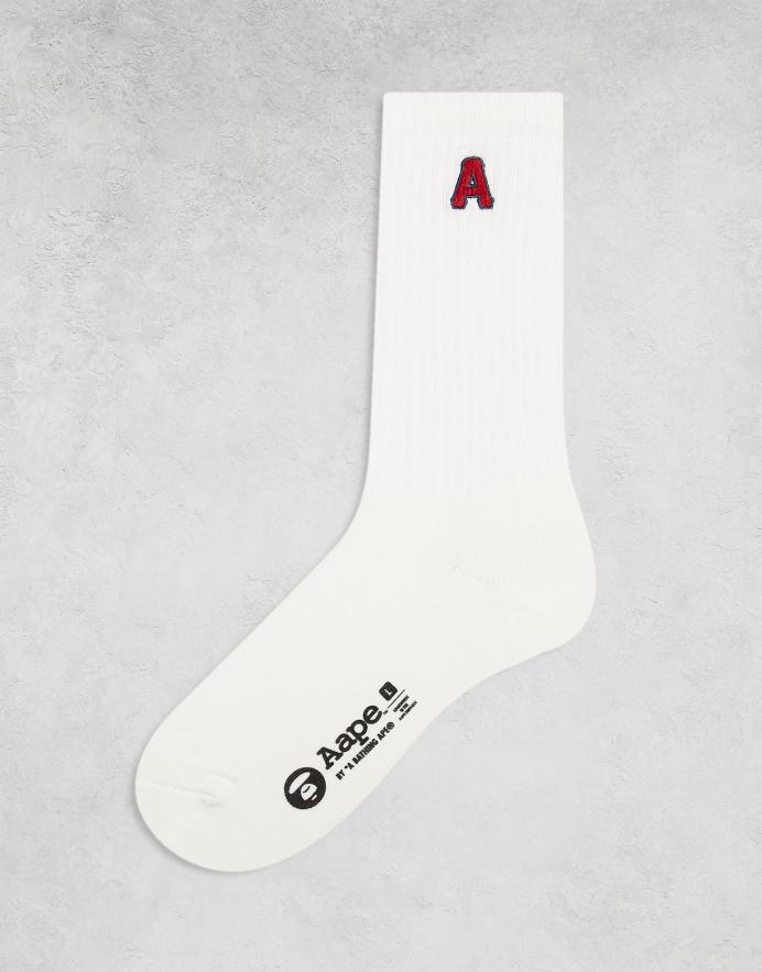 Aape By A Bathing Ape® Calcetines blancos con detalle de insignia de