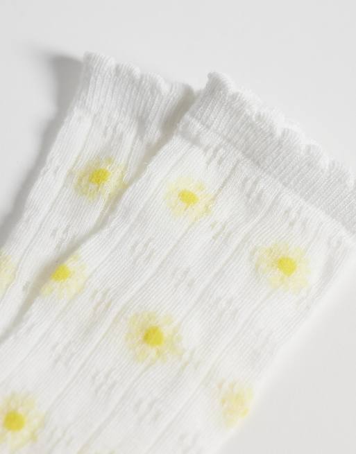 Calcetines blancos con estampado de margaritas de punto pointelle de Pieces, 2 de 3