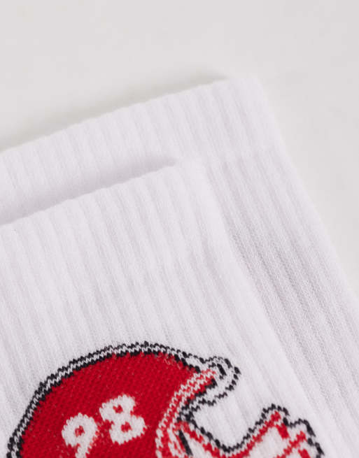 Calcetines blancos con estampado gráfico de casco de fútbol americano de ASOS DESIGN, 2 de 3