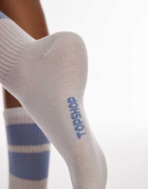 Calcetines blancos deportivos con rayas azul claro de canalé de Topshop, 2 de 4