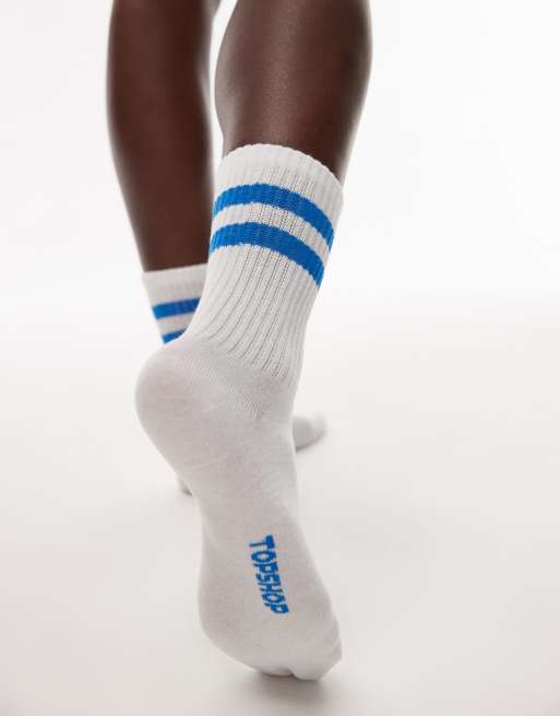 Calcetines blancos deportivos con rayas azul cobalto de canalé de Topshop, 2 de 3