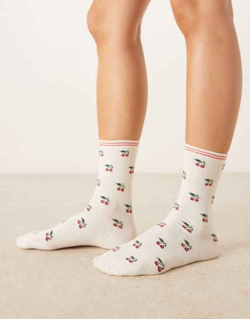 Calcetines color crema con patrón de cerezas de Accessorize