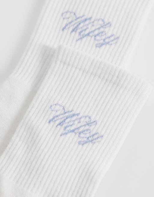 Calcetines de novia azules con texto "Wifey" de Six Stories, 2 de 3