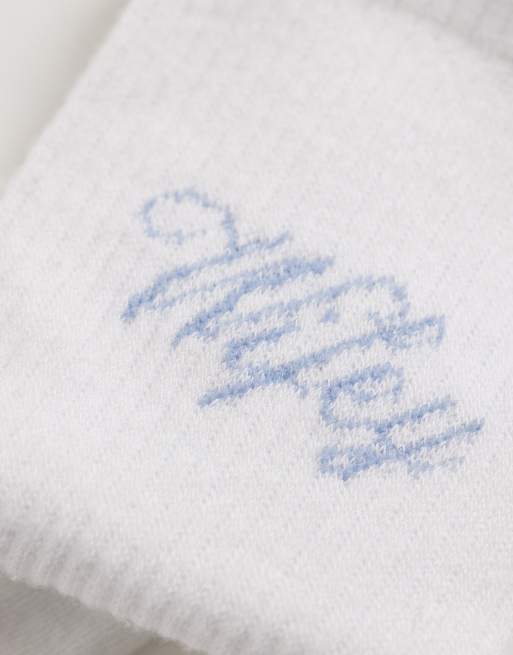 Calcetines de novia azules con texto "Wifey" de Six Stories, 3 de 3