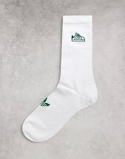 excursionismo Portavoz Inspeccionar Calcetines deportivos blancos con bordado de las zapatillas de deporte Stan  Smith de adidas Originals | ASOS