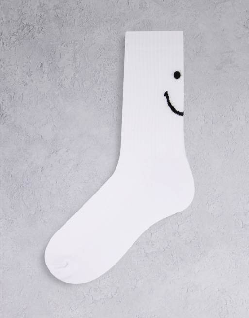 Calcetines deportivos blancos con diseño de cara feliz de ASOS DESIGN