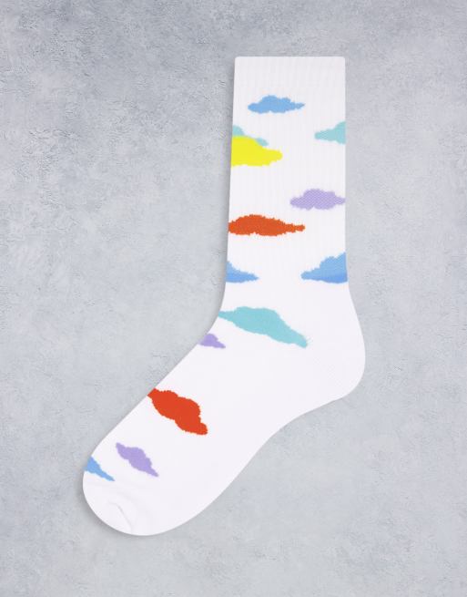 Calcetines deportivos blancos con estampado integral de nubes multicolores de ASOS DESIGN
