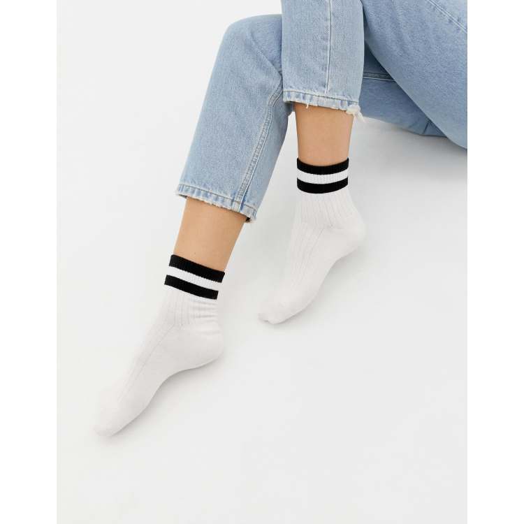 Белые носки с черными полосками. Носки Monki. Белые носки с полосками. Носки белые спортивные