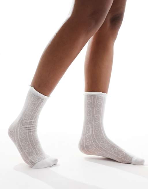 Calcetines deportivos blancos holgados con volante y patrón de corazones de punto pointelle de ASOS DESIGN  
