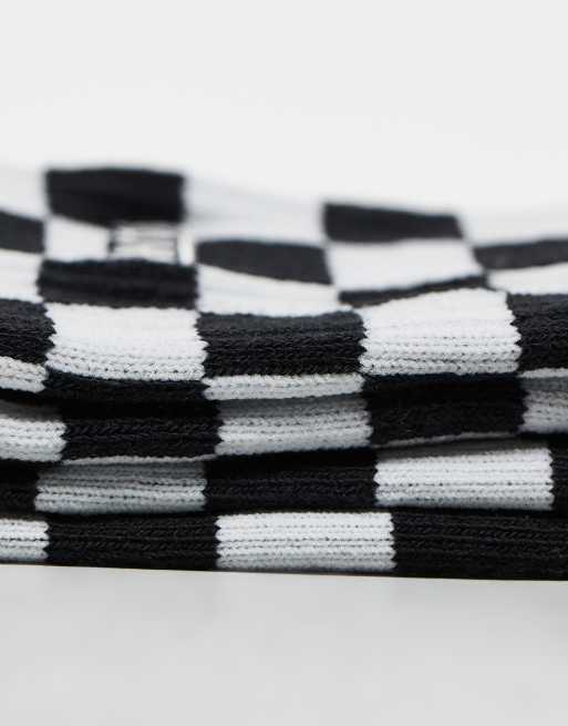 Calcetines deportivos blancos y negros con diseño de cuadros dameros de Vans, 2 de 3