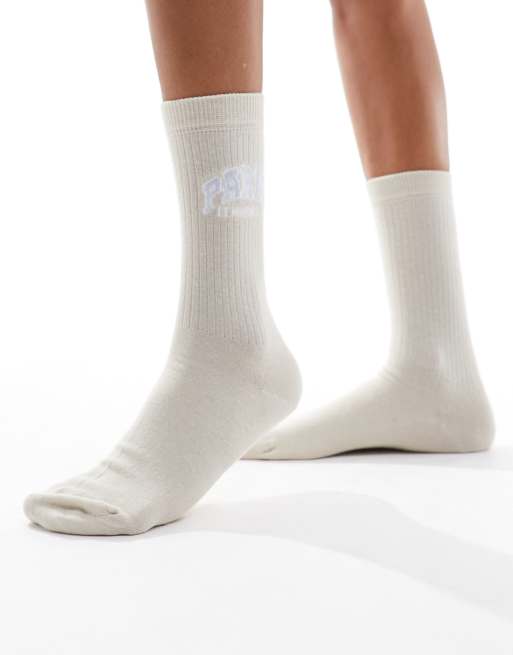 Calcetines deportivos con texto 