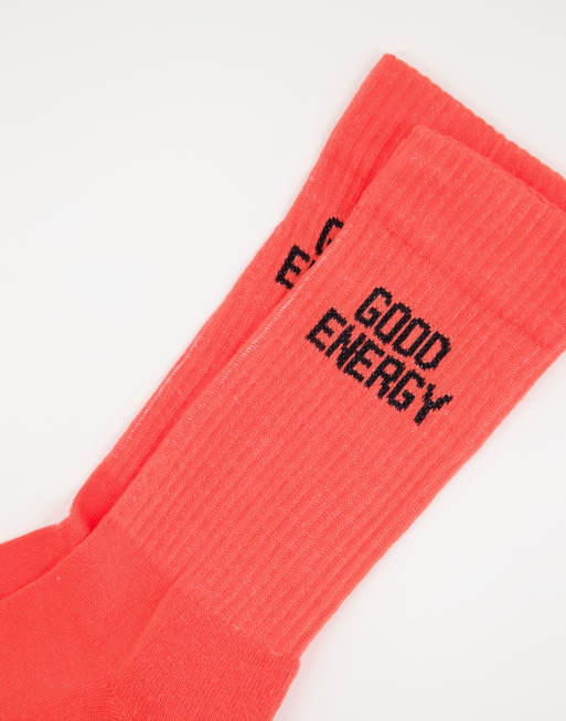 Calcetines deportivos rosas con texto "Good Energy" de ASOS DESIGN, 2 de 4