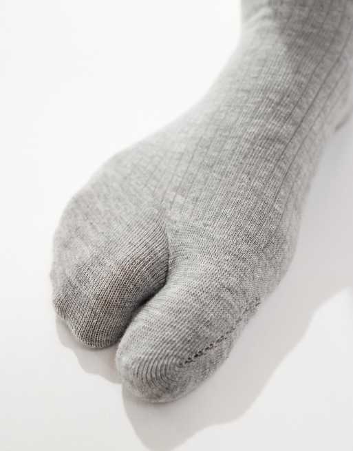 Calcetines grises con puntera dividida y volante en la parte superior de canalé de ASOS DESIGN, 3 de 3