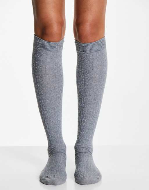 Calcetines grises hasta la rodilla de punto de ochos de ASOS DESIGN, 4 de 4