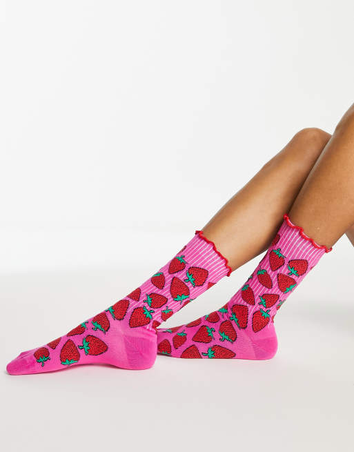 Calcetines multicolores con estampado integral de fresas y volantes en contraste de ASOS DESIGN