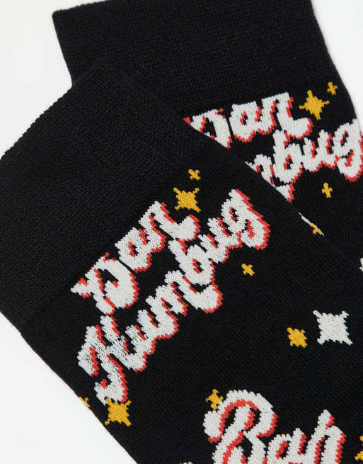 Calcetines negros con estampado de texto "Bah Humbug" de Navidad de ASOS DESIGN, 2 de 3