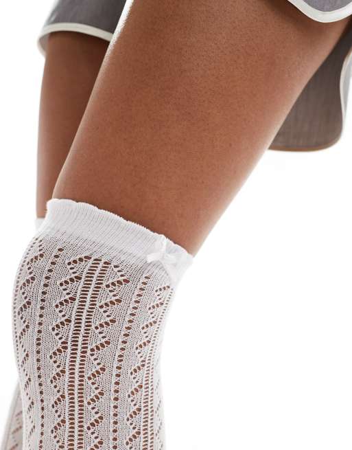 Calcetines por la rodilla blancos de punto pointelle con lazo de COLLUSION, 2 de 4