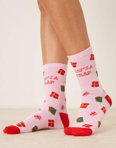Calcetines rosas para Navidad con estampado de regalos y texto "It's a Wrap" de Accessorize - view 1