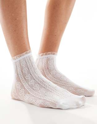 Calcetines tobilleros blancos con diseño de corazones y volante en el borde de ASOS DESIGN 