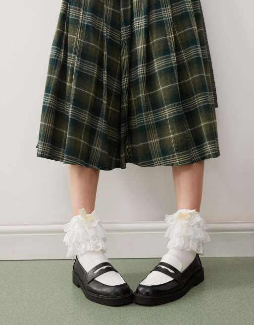 Calcetines tobilleros blancos con volantes de Reclaimed Vintage