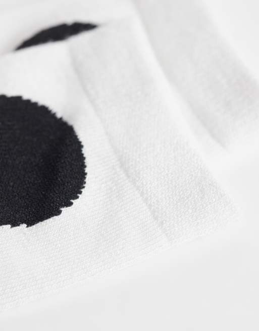 Calcetines tobilleros blancos y negros con estampado de lunares de Vero Moda, 2 de 3