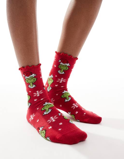 Calcetines tobilleros rojos con volante en el borde y estampado integral del Grinch de Navidad de ASOS DESIGN