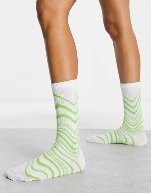 Calcetines verdes con estampado de ondas de ASOS DESIGN | ASOS