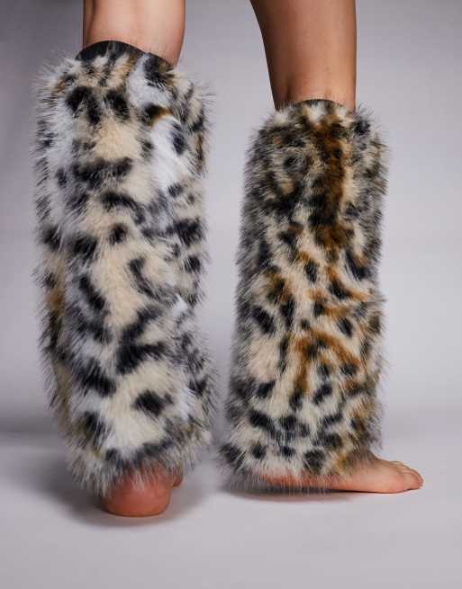 Calentadores para piernas con estampado de leopardo de piel sintética exclusivos de Kaiia, 2 de 3