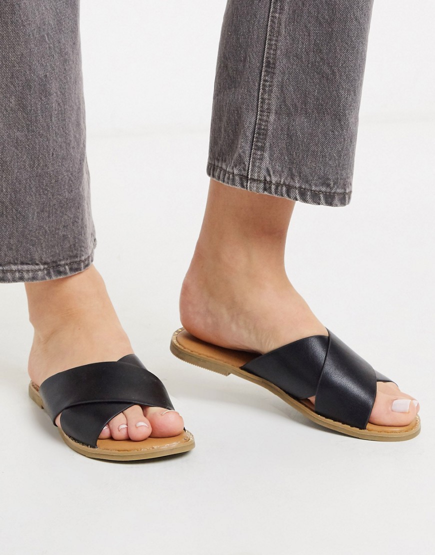 Call It Spring – Gracile – Svarta platta sandaler med korsade remmar