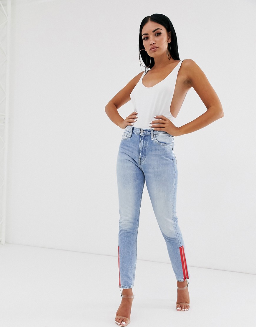 Calvin Klein – 020 – Höga slim jeans med röd dragkedja på sidan-Blå
