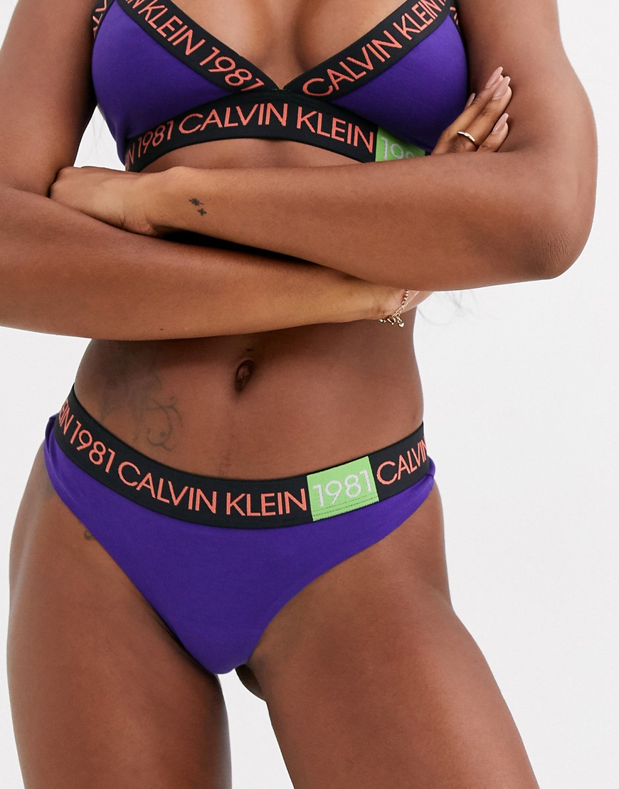 Calvin Klein - 1981 Bold - Katoenen string met logo in paars