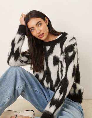 Calvin Klein - Angerauter Pullover in Schwarz und Weiß mit verzerrtem Muster