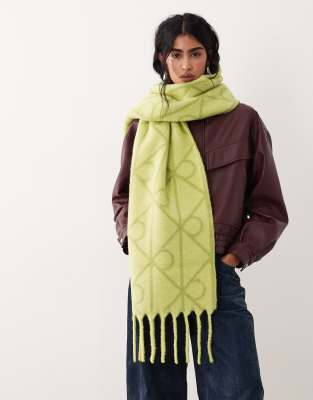 Calvin Klein - Angerauter Strickschal in Limettengrün mit Emblem-Print