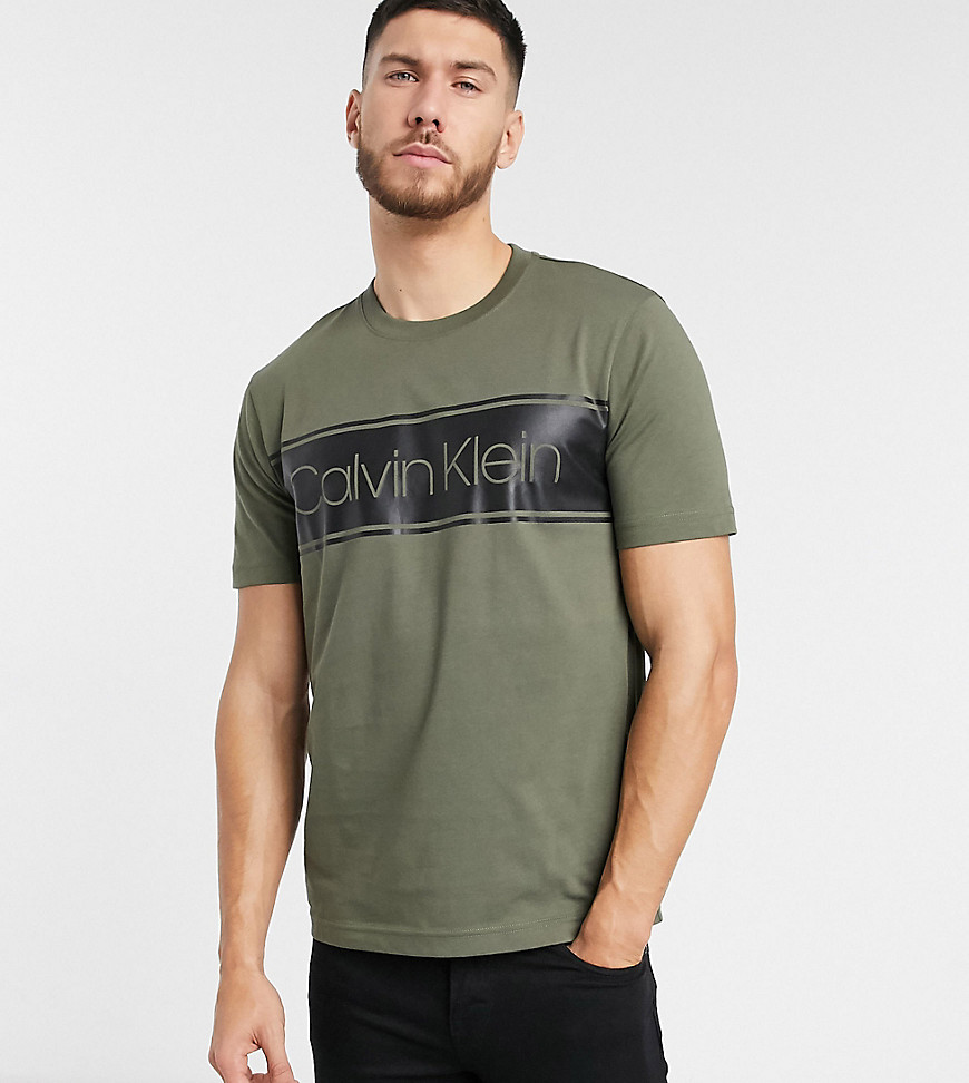 Calvin Klein - ASOS - Exclusief gestreept T-shirt met logo in kaki-Groen