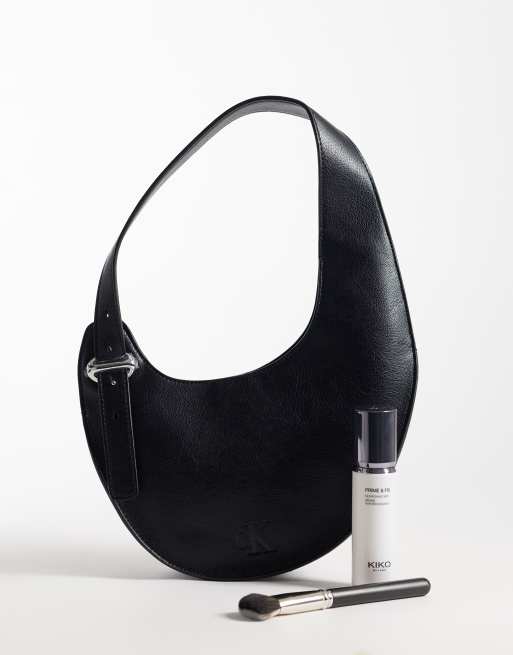 Calvin Klein asymmetrisk axelväska med spänne i svart, 2 av 4