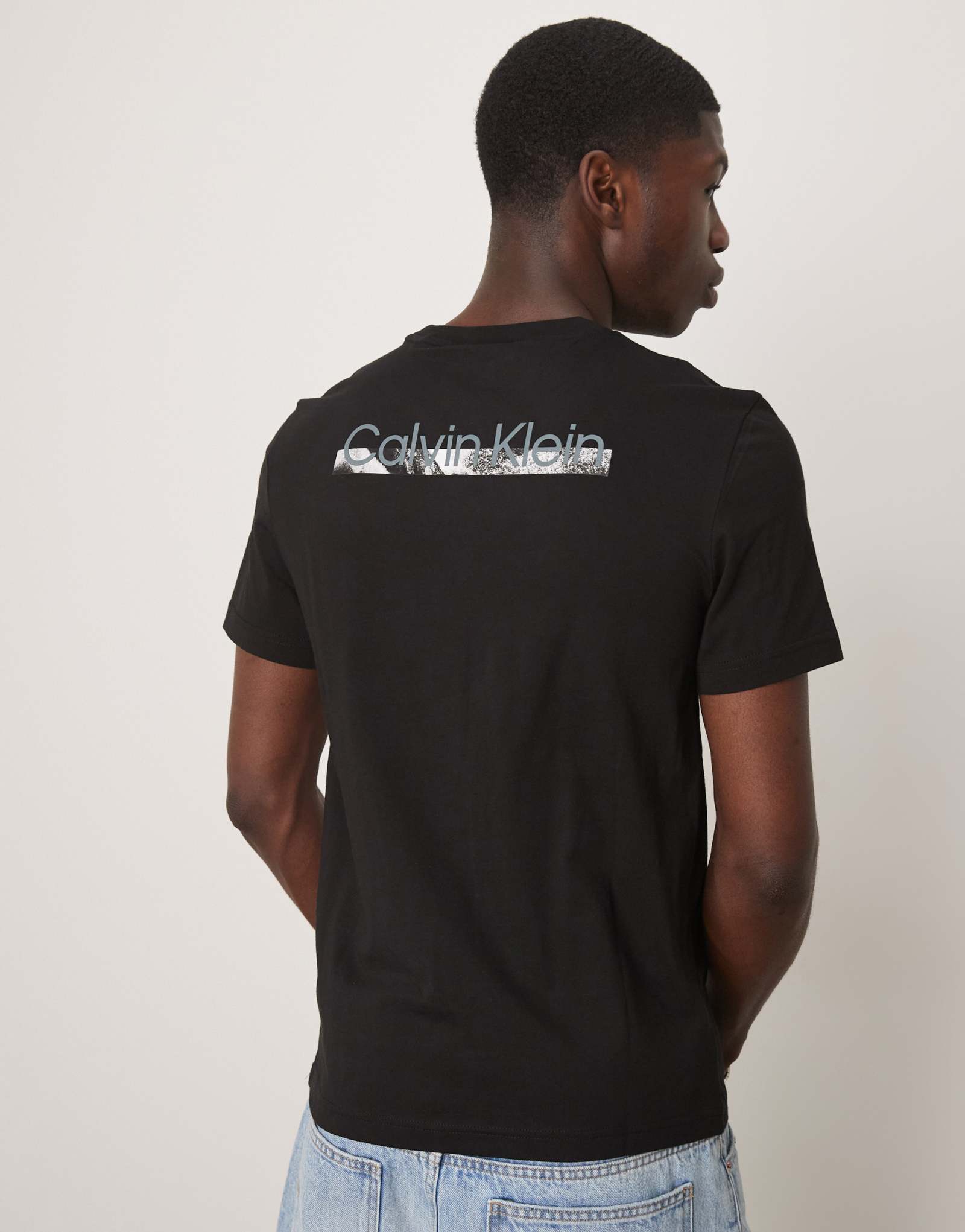 Черная футболка с графическим принтом Calvin Klein backprint