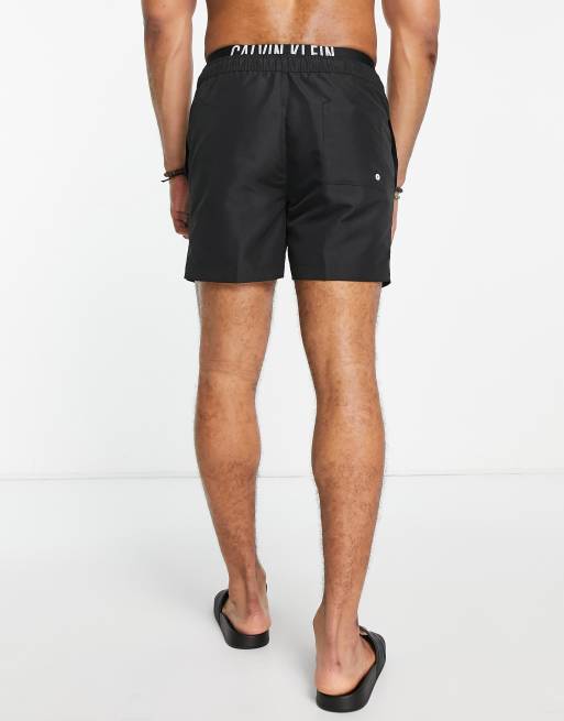 Calvin Klein – Badeshorts in Schwarz mit kleinem Logo am Oberschenkel, 2 von 4