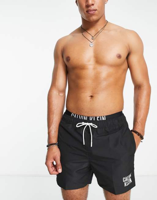 Calvin Klein – Badeshorts in Schwarz mit kleinem Logo am Oberschenkel, 3 von 4