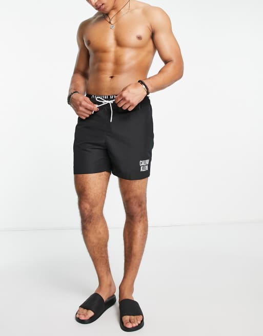 Calvin Klein – Badeshorts in Schwarz mit kleinem Logo am Oberschenkel, 4 von 4
