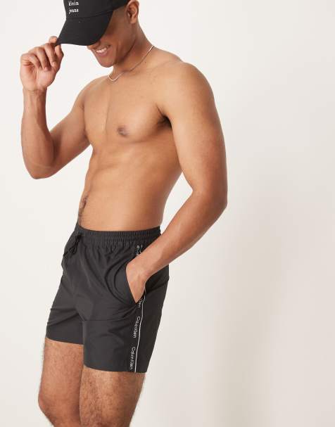 Calvin Klein – Badeshorts in Schwarz mit Logostreifen und Kordelzug - view 1