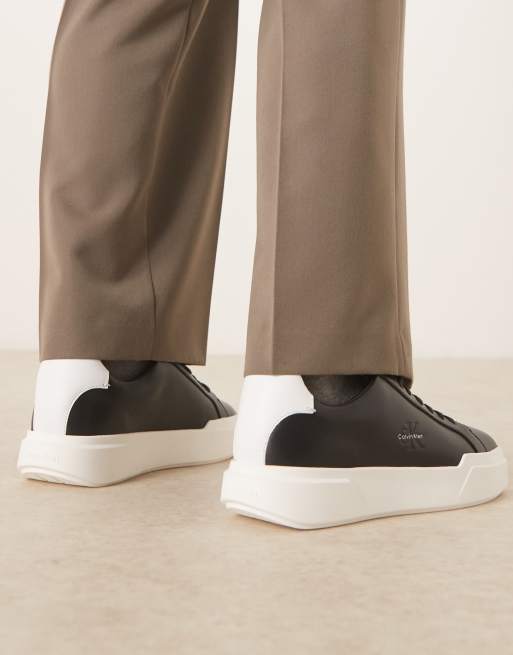 Calvin Klein - Baskets à lacets avec semelle cuvette épaisse et logo monogramme - Noir et blanc, 3 de 5