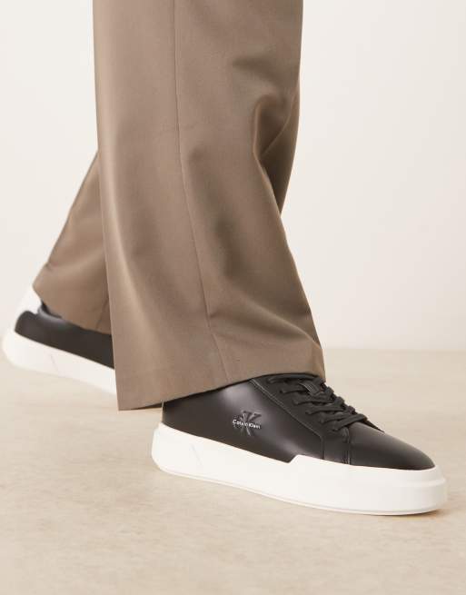 Calvin Klein - Baskets à lacets avec semelle cuvette épaisse et logo monogramme - Noir et blanc, 5 de 5