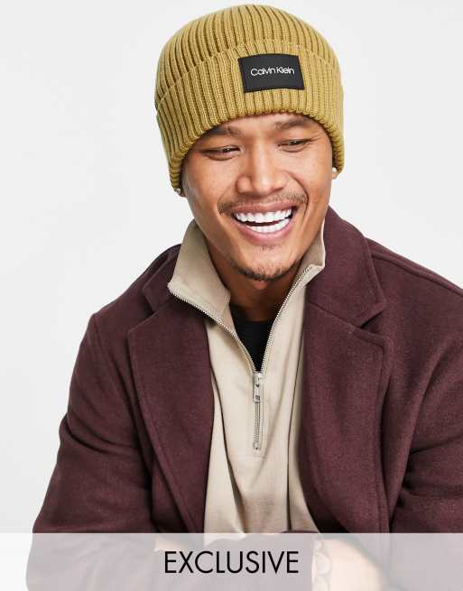 Calvin Klein - Beanie met rubberen logobadge in camel, exclusief bij ASOS
