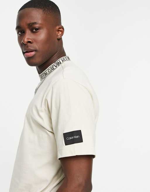 Calvin Klein Beige lobe T shirt med logo i halsen Kun hos ASOS ASOS