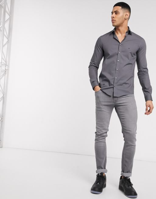 Calvin Klein – Besonders schmal geschnittenes Hemd in Anthrazit, leicht zu bügeln, exklusiv bei ASOS, 4 von 4