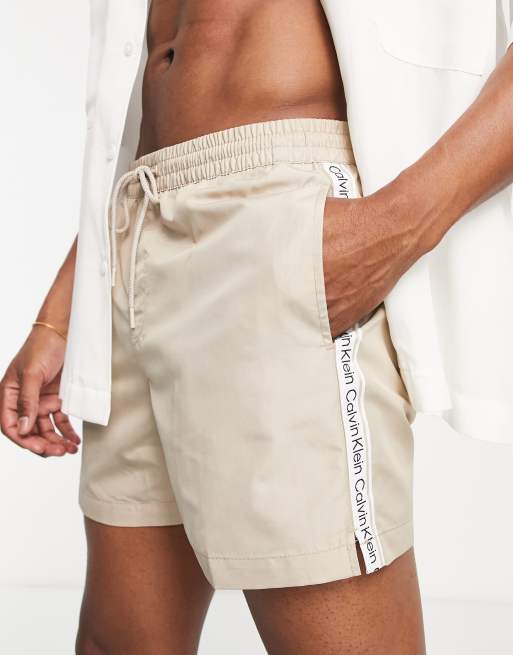 Calvin Klein – Beżowe klasyczne szorty kąpielowe