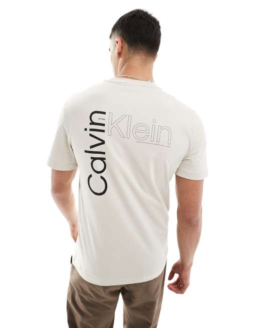 Calvin Klein – Beżowy T-shirt z logo na plecach