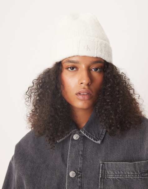 Calvin Klein – Biała czapka beanie z dzianiny boucle z naszywką - view 1